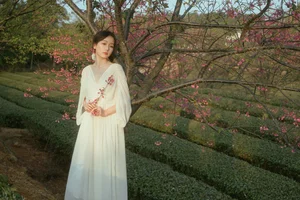 Spring Aesthetic: Xiao Yue Among Cherry Blossoms and Tea Mountains - YiTuYu Art Language Vol.9056 Portrait Photography Series - image 5