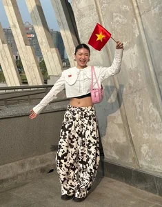 Summer Holiday Fashion Trends: How Vietnamese Youth Style Their Vacation Outfits - image 2