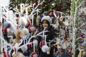 Pope Francis's Heartwarming Blessing: A Christmas Moment of Grace at the Vatican - VnExpress - image 1