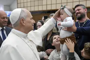 Pope Francis's Heartwarming Blessing: A Christmas Moment of Grace at the Vatican - VnExpress - image 9