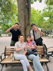 People's Artist Le Khanh Shares Hilarious Airport Incident with Fellow Actors - image 3