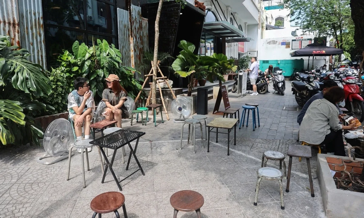Discovering the Retro Charm of Vinyl Record Coffee Shops in Ho Chi Minh City