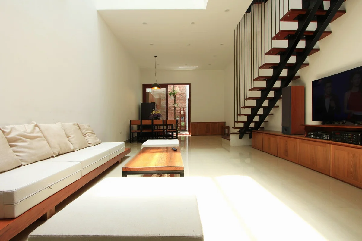 Innovative West-Facing House Design with Hollow Brick Facade
