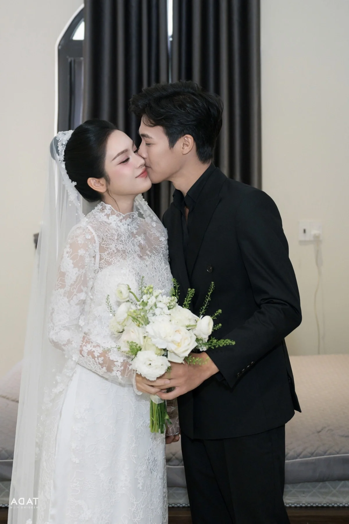 Elegant Couple Fashion: Exploring the Sophisticated Style of Quynh Luong and Her Husband