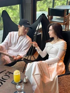 Elegant Couple Fashion: Exploring the Sophisticated Style of Quynh Luong and Her Husband - image 0