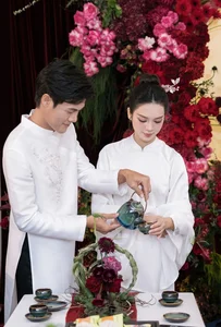 Elegant Couple Fashion: Exploring the Sophisticated Style of Quynh Luong and Her Husband - image 6