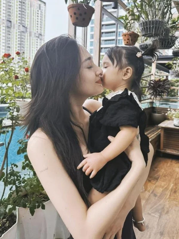 Vietnamese Stars Shine: Truong Quynh Anh's Princess Look and Bao Anh's Motherhood Journey