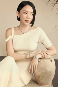 Vietnamese Singer Toc Tien Shares Her Ice Bath Routine for Health and Youthful Beauty - image 1