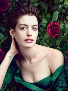 Anne Hathaway's Ageless Journey and Hollywood Career - image 1