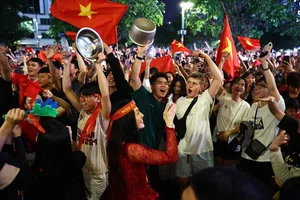 Tens of Thousands Flood the Streets as Vietnam Celebrates Historic Football Championship - image 3