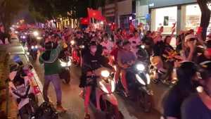 Tens of Thousands Flood the Streets as Vietnam Celebrates Historic Football Championship - image 10