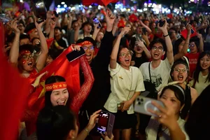 Tens of Thousands Flood the Streets as Vietnam Celebrates Historic Football Championship - image 5