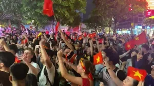 Tens of Thousands Flood the Streets as Vietnam Celebrates Historic Football Championship - image 12