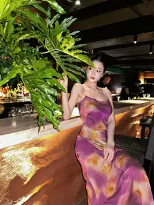 Tran Ngoc Bich: Alluring Beauty & Chic Style in a Vibrant Silk Dress - image 0