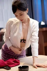 Captivating Yue Er Yue Er in Chic Office Attire - XiuRen No.10620 - image 5