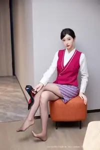 Captivating Yue Er Yue Er in Chic Office Attire - XiuRen No.10620 - image 20