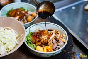 Discover the Famous Roasted Chicken Pho Stall in Hanoi Selling Hundreds Daily - image 1