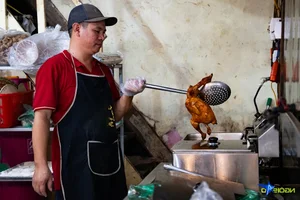 Discover the Famous Roasted Chicken Pho Stall in Hanoi Selling Hundreds Daily - image 7
