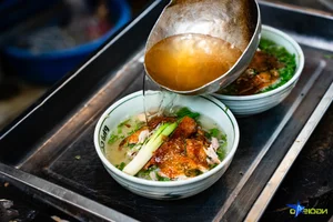 Discover the Famous Roasted Chicken Pho Stall in Hanoi Selling Hundreds Daily - image 3