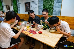Discover the Famous Roasted Chicken Pho Stall in Hanoi Selling Hundreds Daily - image 2
