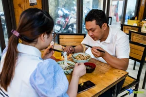 Discover the Famous Roasted Chicken Pho Stall in Hanoi Selling Hundreds Daily - image 4