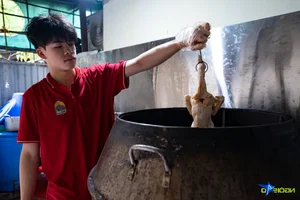Discover the Famous Roasted Chicken Pho Stall in Hanoi Selling Hundreds Daily - image 5