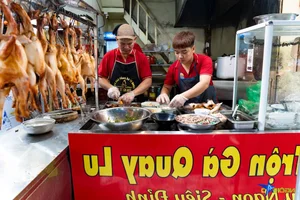 Discover the Famous Roasted Chicken Pho Stall in Hanoi Selling Hundreds Daily - image 12