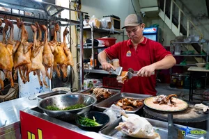 Discover the Famous Roasted Chicken Pho Stall in Hanoi Selling Hundreds Daily - image 0