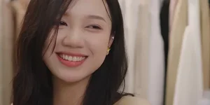 The Rising Star: Beauty and Charm of the Shop Owner in 'Di Giua Troi Ruc Ro' - image 0