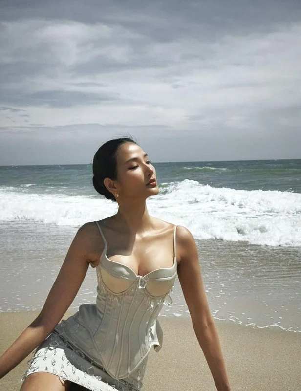 Miss Bao Ngoc Dazzles in Sparkling Yellow Gown: A Red Carpet Masterclass