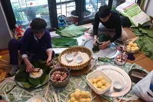 A Traditional Hanoi Family Preserves Tet Heritage by Wrapping 175 Banh Chung - image 13