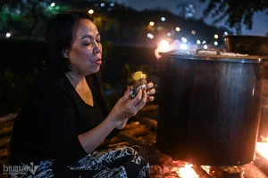 A Traditional Hanoi Family Preserves Tet Heritage by Wrapping 175 Banh Chung - image 14