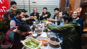 A Traditional Hanoi Family Preserves Tet Heritage by Wrapping 175 Banh Chung - image 4