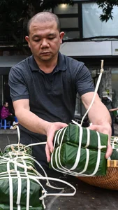 A Traditional Hanoi Family Preserves Tet Heritage by Wrapping 175 Banh Chung - image 11