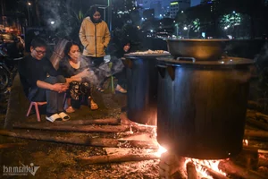A Traditional Hanoi Family Preserves Tet Heritage by Wrapping 175 Banh Chung - image 8