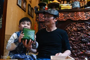 A Traditional Hanoi Family Preserves Tet Heritage by Wrapping 175 Banh Chung - image 24