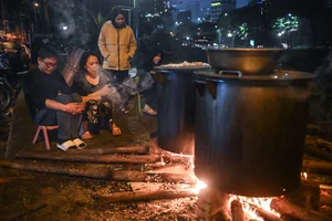A Traditional Hanoi Family Preserves Tet Heritage by Wrapping 175 Banh Chung - image 5