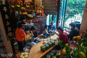 A Traditional Hanoi Family Preserves Tet Heritage by Wrapping 175 Banh Chung - image 1