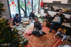 A Traditional Hanoi Family Preserves Tet Heritage by Wrapping 175 Banh Chung - image 19