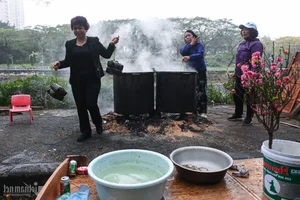 A Traditional Hanoi Family Preserves Tet Heritage by Wrapping 175 Banh Chung - image 2