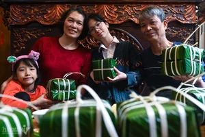 A Traditional Hanoi Family Preserves Tet Heritage by Wrapping 175 Banh Chung - image 26
