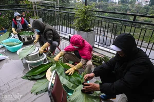 A Traditional Hanoi Family Preserves Tet Heritage by Wrapping 175 Banh Chung - image 22