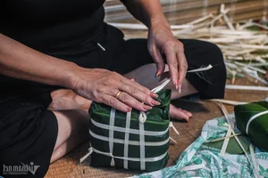 A Traditional Hanoi Family Preserves Tet Heritage by Wrapping 175 Banh Chung - image 0