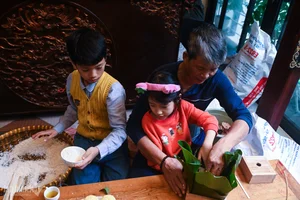 A Traditional Hanoi Family Preserves Tet Heritage by Wrapping 175 Banh Chung - image 9