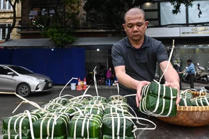 A Traditional Hanoi Family Preserves Tet Heritage by Wrapping 175 Banh Chung - image 25