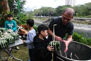 A Traditional Hanoi Family Preserves Tet Heritage by Wrapping 175 Banh Chung - image 12