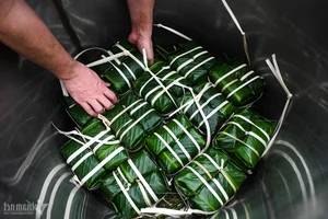 A Traditional Hanoi Family Preserves Tet Heritage by Wrapping 175 Banh Chung - image 15