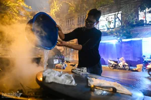A Traditional Hanoi Family Preserves Tet Heritage by Wrapping 175 Banh Chung - image 23