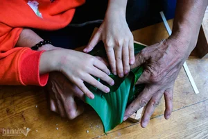 A Traditional Hanoi Family Preserves Tet Heritage by Wrapping 175 Banh Chung - image 6