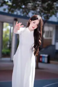 Discover the Grace of White Ao Dai: Vietnamese Girl's Delicate Beauty Shines - image 3